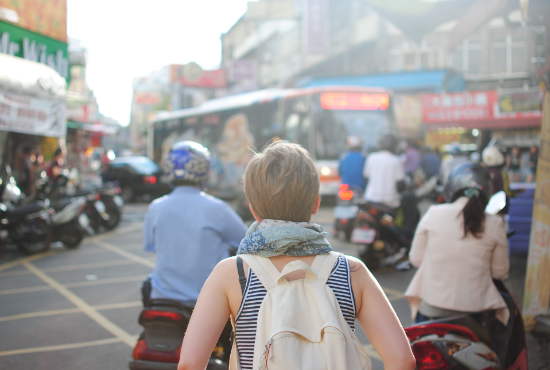 在台灣背包旅行的女性外國遊客